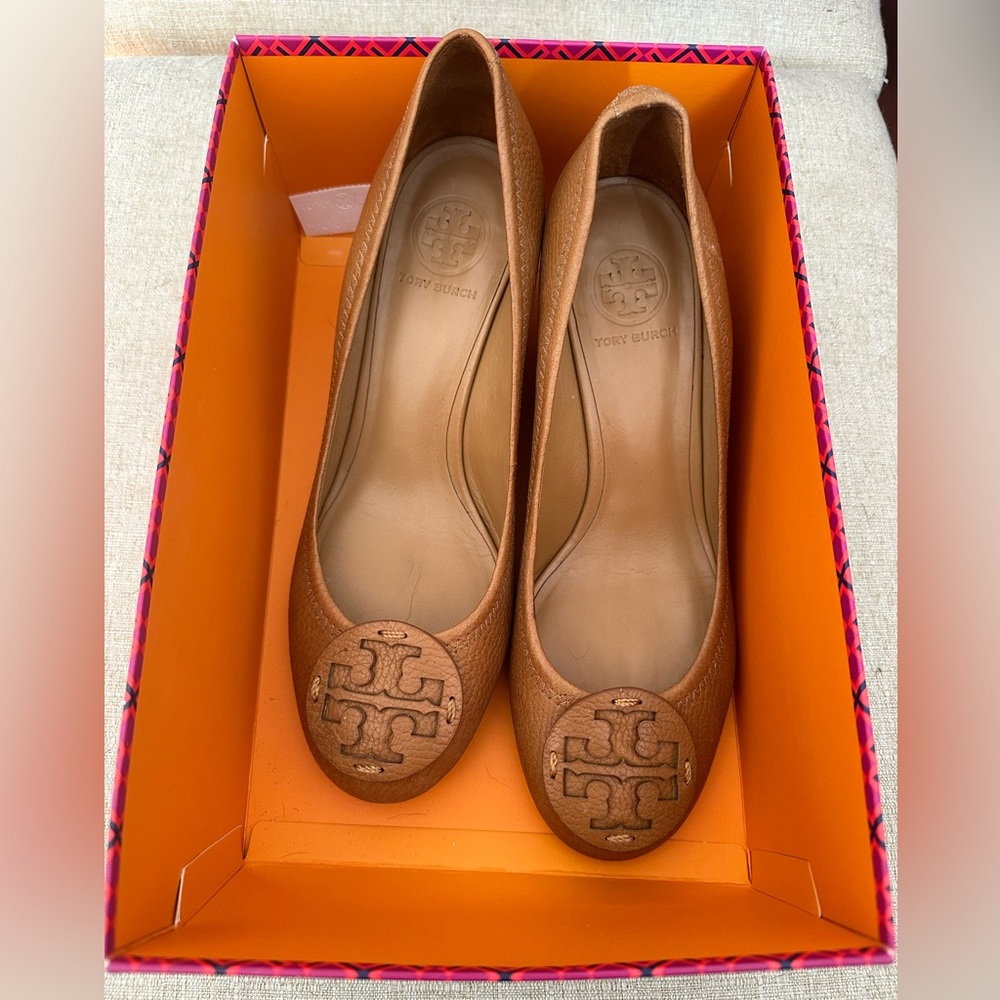 Tory Burch Tan Sally Medallion Logo Leather Wedges Size 9
